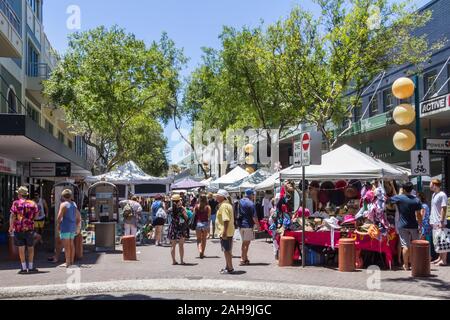 Sydney, Australien - 28. Dezember 2013: die Menschen gehen um ein Markt in Manly. Dies ist ein Vorort der Stadt. Stockfoto