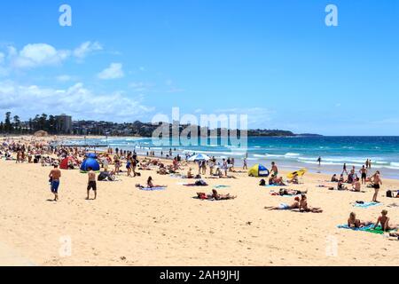 Sydney, Australien - 28. Dezember 2013: Menschen Sonnenbaden und genießen Manly Beach. Dies ist einer der citys nördlichen Stränden. Stockfoto