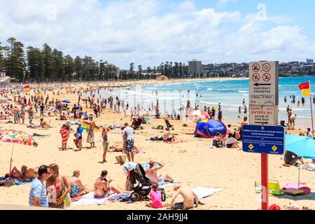 Sydney, Australien - 28. Dezember 2013: Menschen Sonnenbaden und genießen Manly Beach. Dies ist einer der citys nördlichen Stränden. Stockfoto