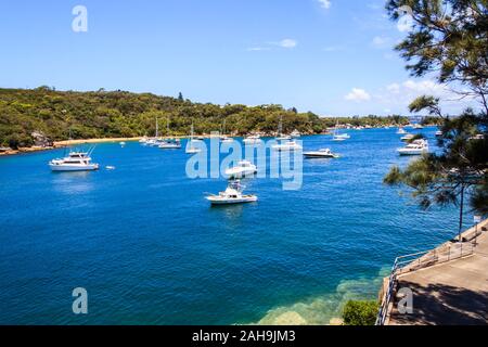 Sydney, Australien - 28. Dezember 2013: Boote te Bucht von Collins flachen Strand vertäut, Manly. Die Bucht ist ein beliebter Spot fahren. Stockfoto