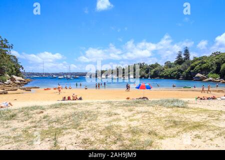 Sydney, Australien - 28. Dezember 2013: Menschen auf Collins flachen Strand, Manly. Die Bucht ist ein beliebter Spot fahren. Stockfoto