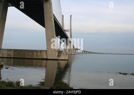 Abend Landschaft mit Vasco da Gama Brücke Stockfoto