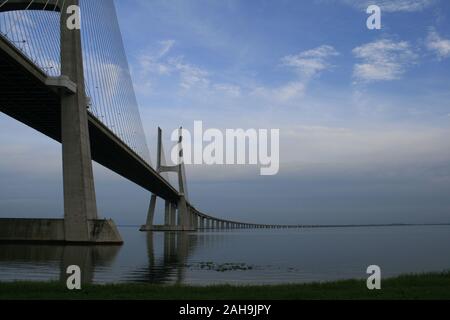 Abend Landschaft mit Vasco da Gama Brücke Stockfoto