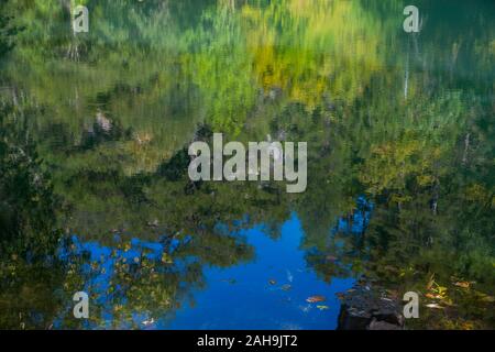 Reflexionen auf dem Wasser. Stockfoto