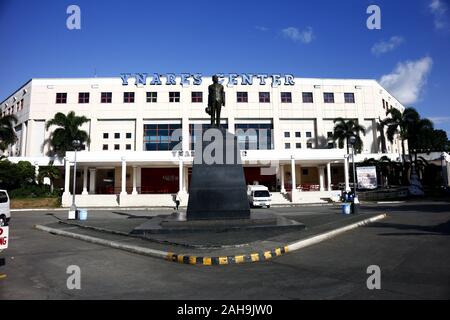 Antipolo City, Philippinen - Dezember 19, 2019: Fassade des Ynares Center und einer Statue von Dr. Jose Rizal in der provinziellen Capitol im Gegenpol Stockfoto