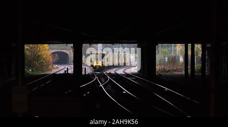 Nexus Tyne und U-Bahnen abfahren von Sunderland Bahnhof mit einem Dienst South Hylton Verschleiß Stockfoto