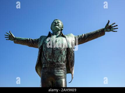 Polignano a Mare, Italien - Sept 17, 2019: Statue der italienische Sänger und Songwriter Domenico Modugno berühmt für das Lied Volare in Polignano geboren wurde Stockfoto