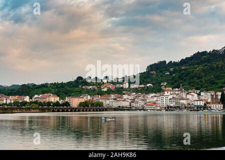 Pontedeume, La Coruña, Galicien, Spanien. 6. Juli, 2019: Pontedeume, Angeln Stadt in Spanien Stockfoto