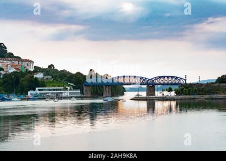 Pontedeume, La Coruña, Galicien, Spanien. 6. Juli, 2019: Eiserne Brücke in Pontedeume, Spanien Stockfoto