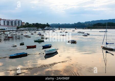 Pontedeume, La Coruña, Galicien, Spanien. 6. Juli, 2019: der Fischer Boote in der pontedeume Fluss Stockfoto