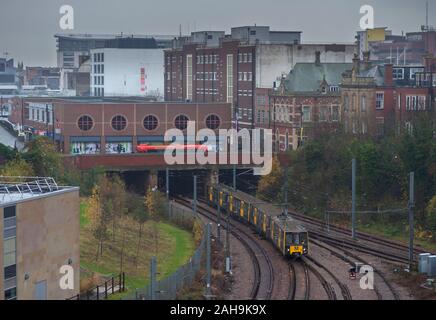 Nexus Tyne und U-Bahnen abfahren von Sunderland Bahnhof mit einem Dienst South Hylton Verschleiß Stockfoto
