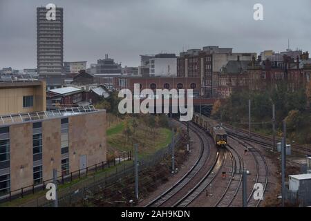 Nexus Tyne und U-Bahnen abfahren von Sunderland Bahnhof mit einem Dienst South Hylton Verschleiß Stockfoto