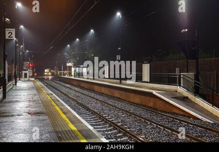 Nexus Tyne und U-Bahn an der Bank Fuß Bahnhof ankommen auf einem dunklen feuchten Nacht Verschleiß Stockfoto