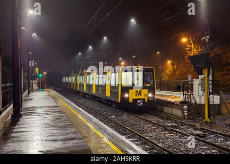 Nexus Tyne und Wear Metro Autos 4017 + 4054 bei der Bank Fuß Station auf einem dunklen feuchten Nacht Stockfoto