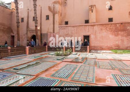 Besucher vor der Kammer der zwölf Säulen Saadier Gräber, Saadier Sultan Al Mansour, Marrakesch, Marokko. Stockfoto