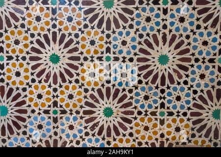 Mosaik mit orientalischem Muster aus Fliesen an der Wand, die konzentrische Kreise bilden, Marrakesch, Marokko. Stockfoto