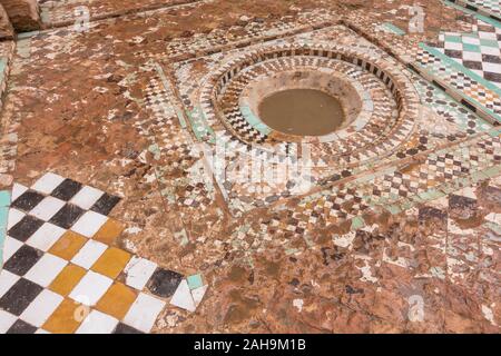 Alte Brunnen auf dem Vorplatz des El-Badi-Palast aus Saadian Dynastie, 16. Jahrhundert, Ruinen, Marrakech, Marokko, Nordafrika. Stockfoto