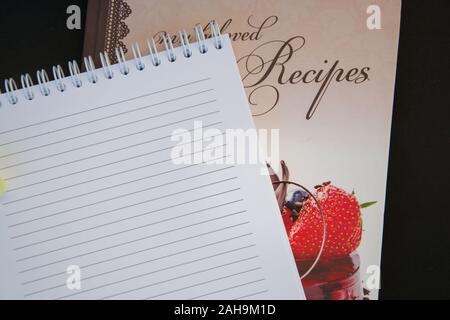 Leeres Papier für Text, Geschäftskonzept, leere Seite von einem Notepad, kopieren Raum mit schwarzem Hintergrund Stockfoto