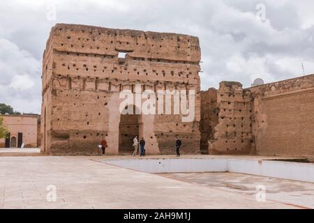 Innenhof mit Koubba el Khamsiniya, El Badi Palast aus Saadian Dynastie, 16. Jahrhundert, Ruinen, Marrakech, Marokko, Nordafrika. Stockfoto