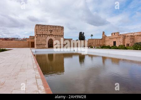 Innenhof mit Koubba el Khamsiniya, El Badi Palast aus Saadian Dynastie, 16. Jahrhundert, Ruinen, Marrakech, Marokko, Nordafrika. Stockfoto