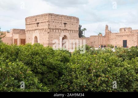 Innenhof mit Koubba el Khamsiniya, El Badi Palast aus Saadian Dynastie, 16. Jahrhundert, Ruinen, Marrakech, Marokko, Nordafrika. Stockfoto