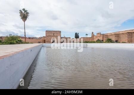 Innenhof mit Koubba el Khamsiniya, El Badi Palast aus Saadian Dynastie, 16. Jahrhundert, Ruinen, Marrakech, Marokko, Nordafrika. Stockfoto