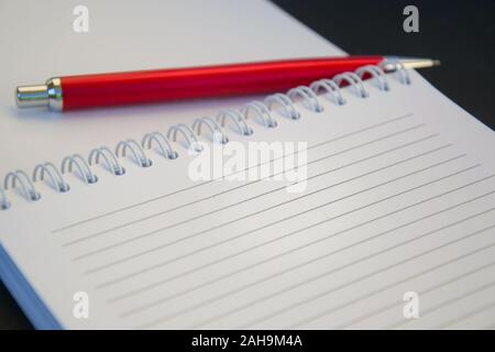 Leeres Papier für Text, Geschäftskonzept, leere Seite von einem Notepad, kopieren Raum mit schwarzem Hintergrund Stockfoto