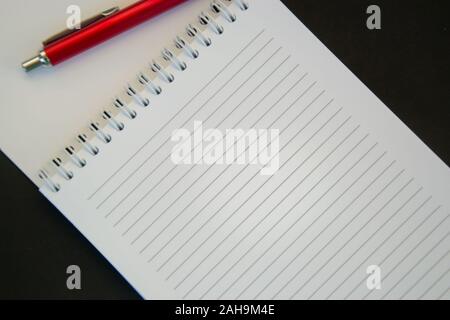 Leeres Papier für Text, Geschäftskonzept, leere Seite von einem Notepad, kopieren Raum mit schwarzem Hintergrund Stockfoto