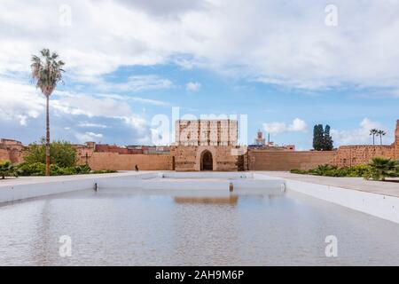 Innenhof mit Koubba el Khamsiniya, El Badi Palast aus Saadian Dynastie, 16. Jahrhundert, Ruinen, Marrakech, Marokko, Nordafrika. Stockfoto