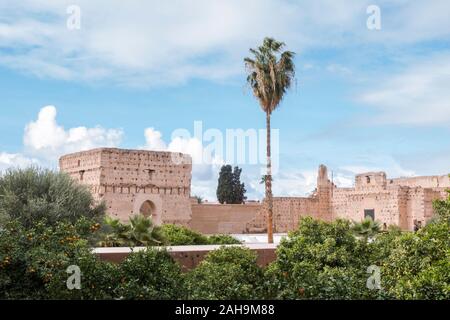 Innenhof mit Koubba el Khamsiniya, El Badi Palast aus Saadian Dynastie, 16. Jahrhundert, Ruinen, Marrakech, Marokko, Nordafrika. Stockfoto