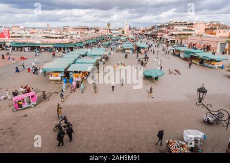 Platz Jemaa el-Fna, Anbietern einrichten Garküchen an belebten Platz Jemaa El Fna tagsüber, Marrakesch, Marokko. Stockfoto