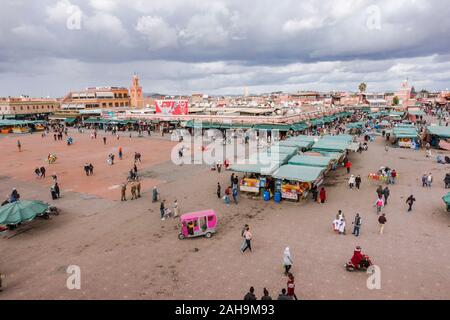 Platz Jemaa el-Fna, Anbietern einrichten Garküchen an belebten Platz Jemaa El Fna tagsüber, Marrakesch, Marokko. Stockfoto