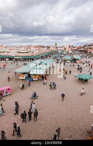 Platz Jemaa el-Fna, Anbietern einrichten Garküchen an belebten Platz Jemaa El Fna tagsüber, Marrakesch, Marokko. Stockfoto