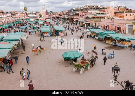 Platz Jemaa el-Fna, Anbietern einrichten Garküchen an belebten Platz Jemaa El Fna tagsüber, Marrakesch, Marokko. Stockfoto