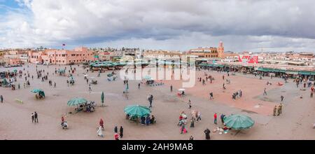 Platz Jemaa el-Fna, Anbietern einrichten Garküchen an belebten Platz Jemaa El Fna tagsüber, Marrakesch, Marokko. Stockfoto