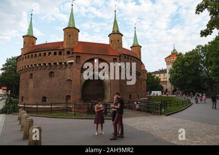 Krakau, Polen - 11. MAI 2018: militärische Gebäude - Barbican Gate und Festung Stockfoto