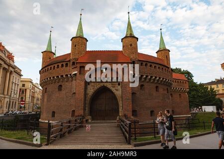 Krakau, Polen - 11. MAI 2018: militärische Gebäude - Barbican Gate und Festung Stockfoto