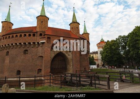 Krakau, Polen - 11. MAI 2018: militärische Gebäude - Barbican Gate und Festung Stockfoto