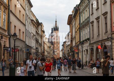 Krakau, Polen - 11. MAI 2018: Touristen genießen Altstadt an einem sonnigen Tag Stockfoto