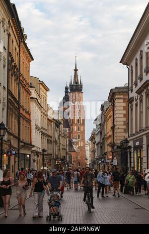 Krakau, Polen - 11. MAI 2018: Touristen genießen Altstadt an einem sonnigen Tag Stockfoto