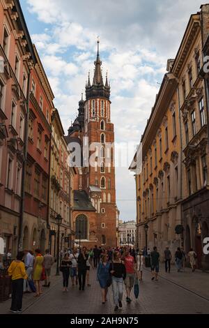 Krakau, Polen - 11. MAI 2018: Touristen genießen Altstadt an einem sonnigen Tag Stockfoto