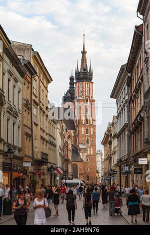 Krakau, Polen - 11. MAI 2018: Touristen genießen Altstadt an einem sonnigen Tag Stockfoto