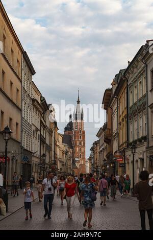 Krakau, Polen - 11. MAI 2018: Touristen genießen Altstadt an einem sonnigen Tag Stockfoto