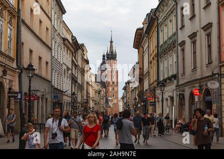 Krakau, Polen - 11. MAI 2018: Touristen genießen Altstadt an einem sonnigen Tag Stockfoto