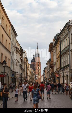 Krakau, Polen - 11. MAI 2018: Touristen genießen Altstadt an einem sonnigen Tag Stockfoto