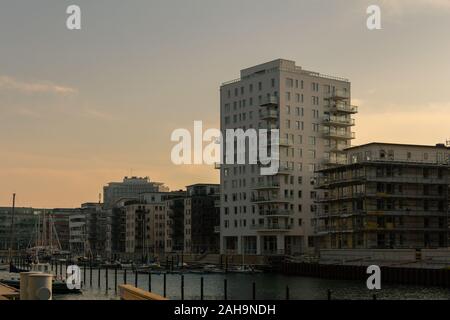 Das moderne Apartment Gebäude neben dem alten Trockendock, umgerechnet zu einem Yachthafen, in Malmö, Schweden Stockfoto