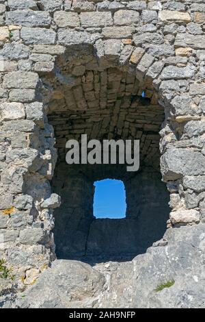 Die Ruinen des Schlosses von Montferrand auf dem Gipfel des Pic St. Loup, st-mathieu-de-Treviers, Occitanie Frankreich Stockfoto