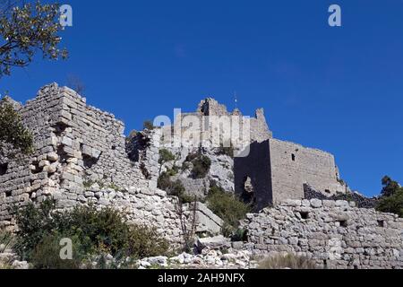 Die Ruinen des Schlosses von Montferrand auf dem Gipfel des Pic St. Loup, st-mathieu-de-Treviers, Occitanie Frankreich Stockfoto