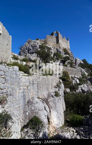 Die Ruinen des Schlosses von Montferrand auf dem Gipfel des Pic St. Loup, st-mathieu-de-Treviers, Occitanie Frankreich Stockfoto