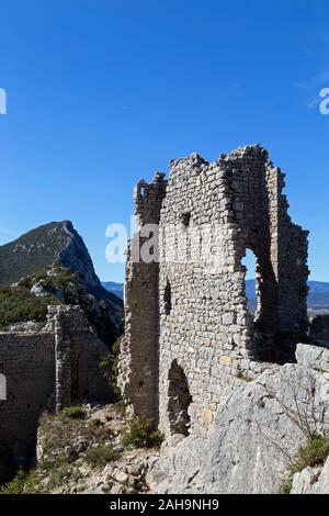 Die Ruinen des Schlosses von Montferrand auf dem Gipfel des Pic St. Loup, st-mathieu-de-Treviers, Occitanie Frankreich Stockfoto